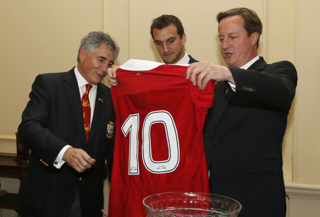 STJERNESPILLER: David Cameron ble hedret med sin egen rugbydrakt under besøket. Foto: All Over STJERNESPILLER: David Cameron ble hedret med sin egen rugbydrakt under besøket. Foto: All Over